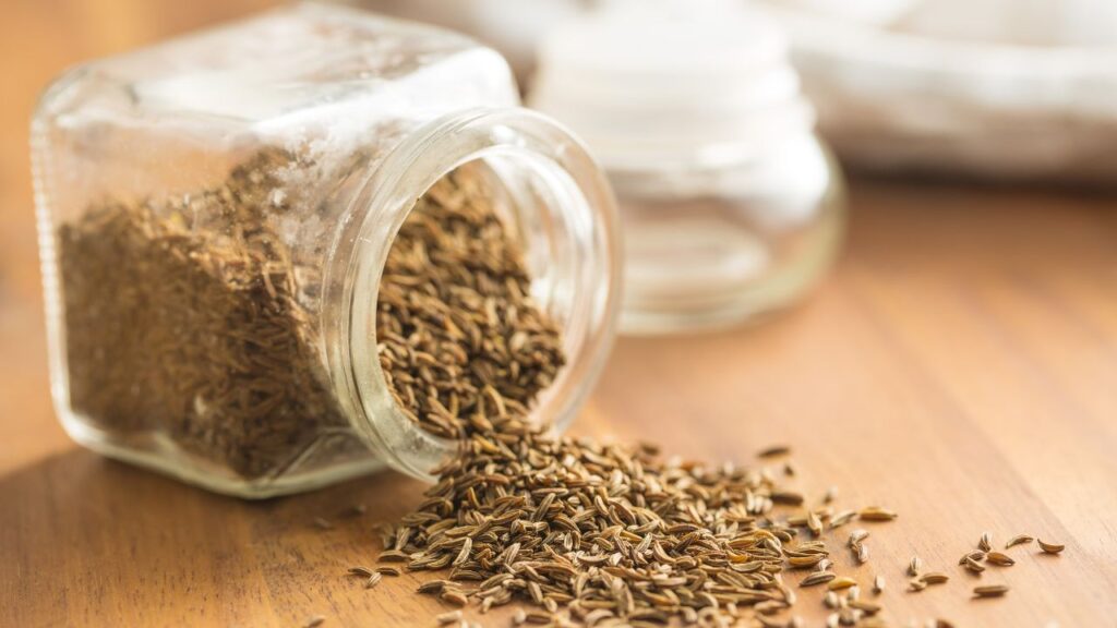 अजवाइन का पानी बनाने के लिए रात को एक गिलास पानी में एक चम्मच अजवाइन भिगो दें, फिर सुबह इसे हल्का गुनगुना करके खाली पेट पीना चाहिए, इसमें स्वाद के लिए थोड़ा शहद भी मिला सकते हैं.