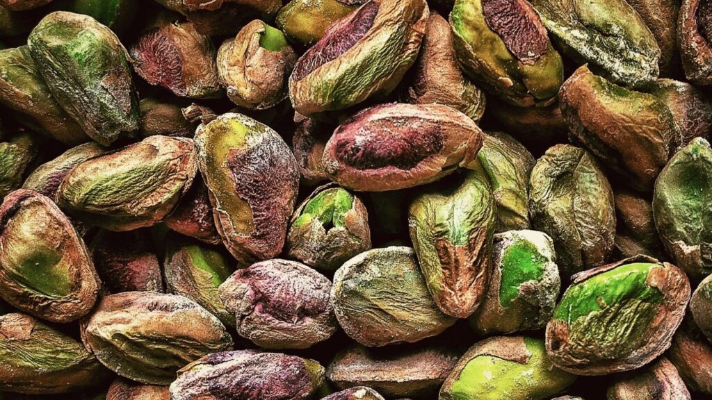 पिस्ता सिर्फ स्वाद ही नहीं, बल्कि सेहत के लिए भी सोने पर सुहागा है. इसमें विटामिन B6, प्रोटीन, मिनरल्स, फाइबर और एंटीऑक्सिडेंट्स की भरपूर मात्रा होती है, जो शरीर को फिट और ऊर्जावान बनाए रखते हैं.