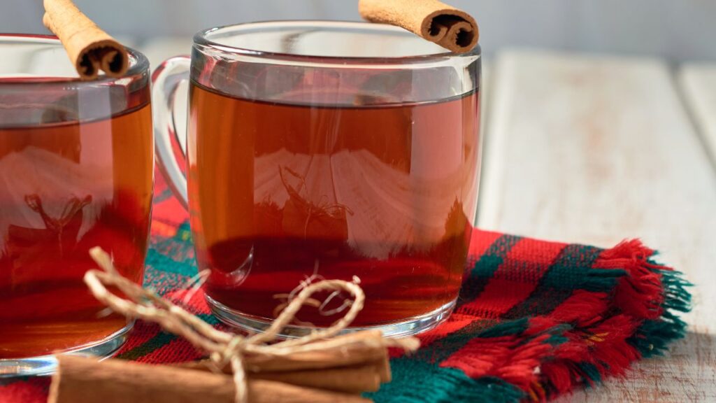 रोजाना दालचीनी का पानी पीने से पाचन तंत्र मजबूत होता है. यह गैस, अपच और पेट की सूजन जैसी समस्याओं को दूर करता है. रात में इसे पीने से खाना अच्छे से डाइजेस्ट होता है और अगली सुबह पेट हल्का व आरामदायक महसूस होता है.