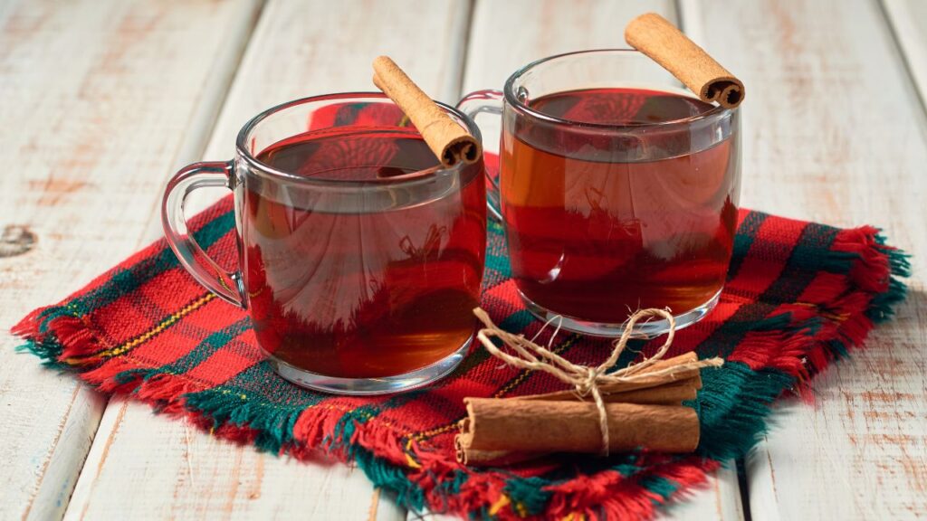 दरअसल हम बात कर रहें हैं दालचीनी के पानी की. यह खास ड्रिंक नेचुरल तरीके से ब्लड शुगर को बैलेंस करती है. यह खासतौर पर उन लोगों के लिए फायदेमंद है जिन्हें डायबिटीज है या फिर जो इसके जोखिम में हैं. सोने से पहले इसका सेवन शुगर लेवल संतुलित रखता है.