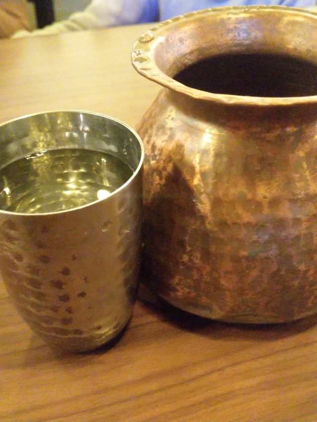 तांबे के बर्तन में रखा पानी पीने से क्या होता है?