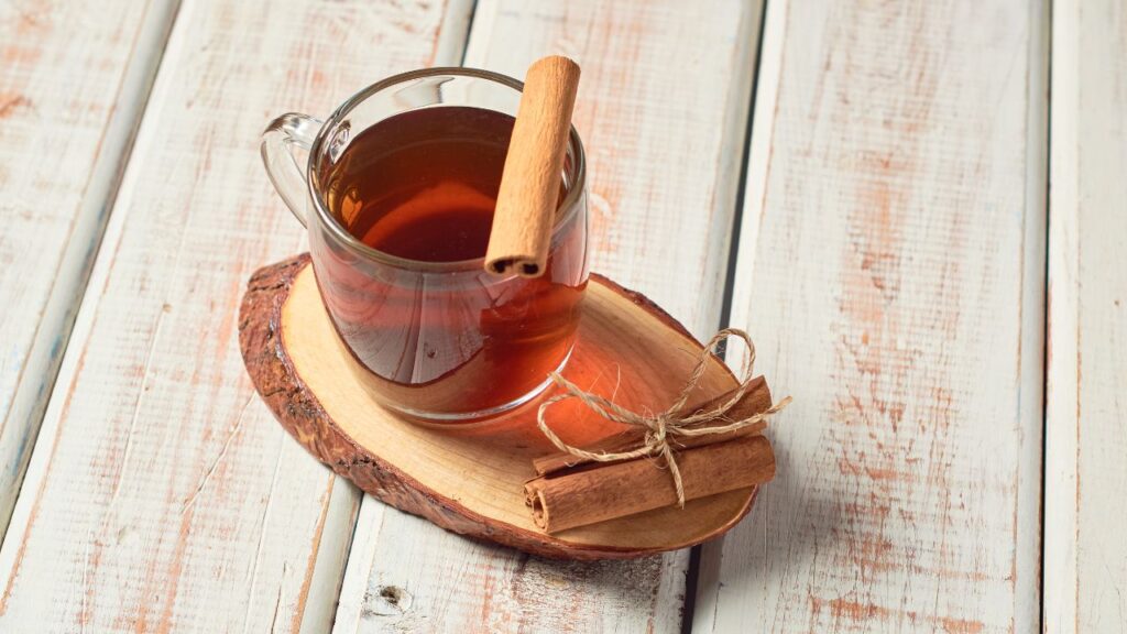 दालचीनी का पानी बनाना बेहद आसान है. एक गिलास पानी उबालें और उसमें 1 इंच दालचीनी की छाल डालें. 5–7 मिनट उबालने के बाद इसे छान लें और सोने से 30 मिनट पहले गुनगुना या हल्का ठंडा पीएं. (Disclaimer: इस खबर में दी गईन जानकारी केव सामन्य ज्ञान पर आधारित है. इस्तेमाल से पहले एक्सपर्ट की सलाह जरूर लें.)