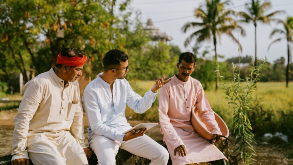 प्रधानमंत्री फसल बीमा योजना किसानों को बुवाई से लेकर कटाई तक सुरक्षा प्रदान करती है. इसमें सूखा, बाढ़, बिजली गिरना, तूफान, ओलावृष्टि और चक्रवात जैसी प्राकृतिक आपदाओं से होने वाले नुकसान का मुआवजा दिया जाता है. प्रधानमंत्री फसल बीमा योजना किसानों को बुवाई से लेकर कटाई तक सुरक्षा प्रदान करती है. इसमें सूखा, बाढ़, बिजली गिरना, तूफान, ओलावृष्टि और चक्रवात जैसी प्राकृतिक आपदाओं से होने वाले नुकसान का मुआवजा दिया जाता है.