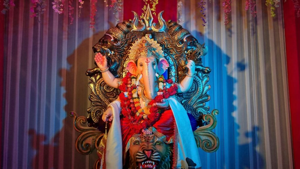 गणेश चतुर्थी इस बार 27 अगस्त, बुधवार को मनाई जाएगी. हिंदू पंचांग के अनुसार चतुर्थी तिथि 26 अगस्त दोपहर 1:54 बजे से प्रारंभ होकर 27 अगस्त दोपहर 3:44 बजे तक रहेगी. पूजा के लिए विशेष रूप से मध्याह्न मुहूर्त (सुबह 11:05 बजे से दोपहर 1:40 बजे तक) सबसे शुभ माना जाता है.