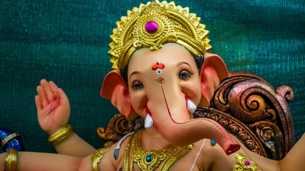 पूजा अंत में भगवान गणेश की आरती उतारें और उनके सामने प्रार्थना करें. विधिवत आरती और भक्ति से सभी विघ्न दूर होते हैं और नए कार्यों में सफलता मिलती है. पूजा के बाद प्रतिमा विसर्जन या संरक्षित रखकर अगले वर्ष की गणेश चतुर्थी की तैयारी की जा सकती है.