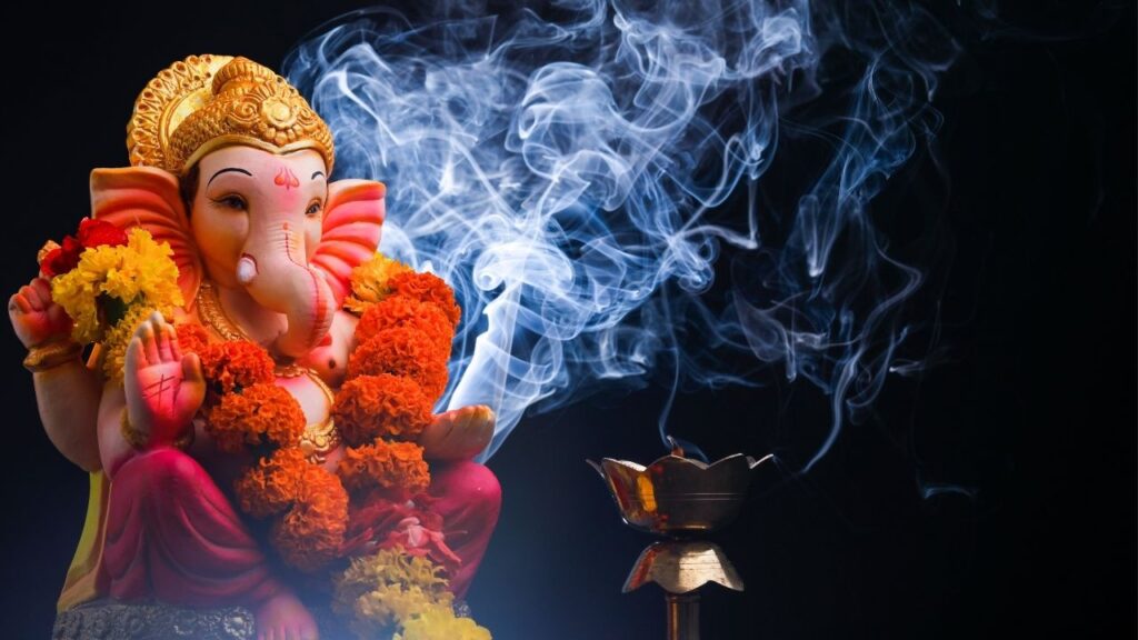 भगवान गणेश की पूजा में मोदक के साथ-साथ दूर्वा घास चढ़ाना भी अनिवार्य माना जाता है. ऐसा करने से पूजा का आध्यात्मिक लाभ और भी बढ़ता है. इसके साथ ही इससे घर में सकारात्मक ऊर्जा का प्रवाह भी होता है.