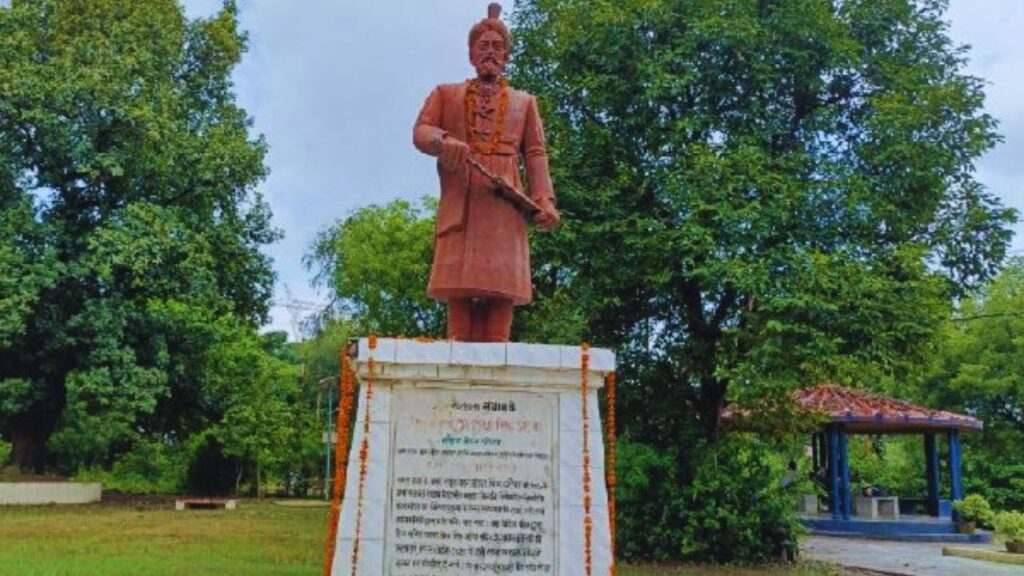 अत्याचार और क्रूरता: फांसी के बाद अंग्रेजों ने शव उतारने वाले पर भी फांसी की सजा की धमकी दी. कई दिनों तक शव पेड़ पर लटके रहे, जिसे गिद्ध नोचते रहे. अत्याचार और क्रूरता: फांसी के बाद अंग्रेजों ने शव उतारने वाले पर भी फांसी की सजा की धमकी दी. कई दिनों तक शव पेड़ पर लटके रहे, जिसे गिद्ध नोचते रहे.