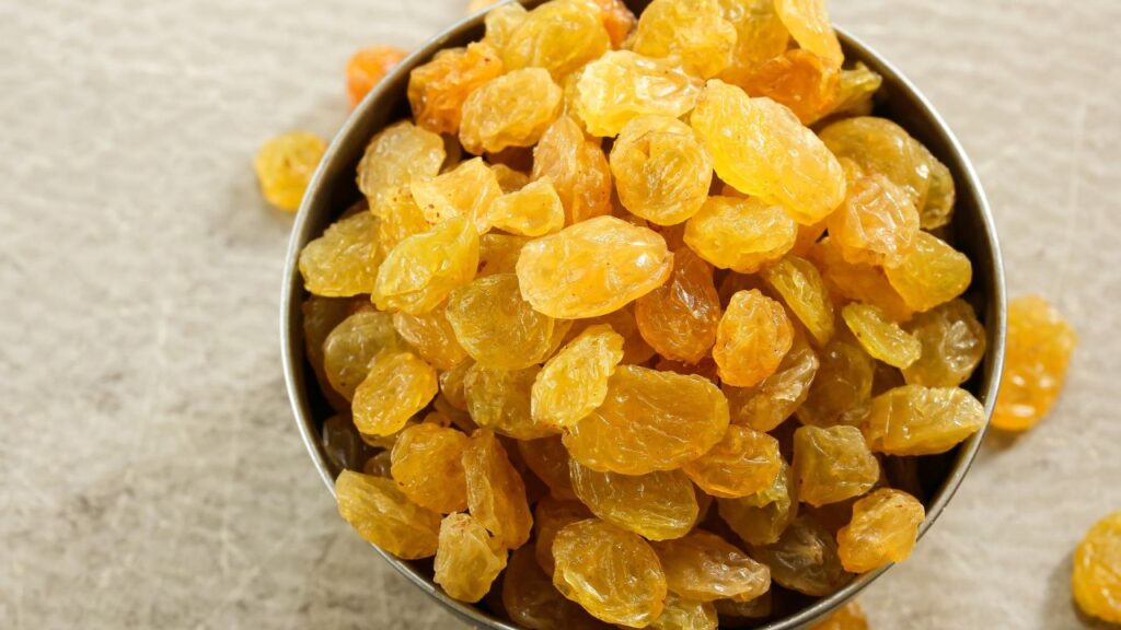 इसमें मौजूद आयरन और विटामिन-बी कॉम्प्लेक्स शरीर में हीमोग्लोबिन लेवल बढ़ाने में मदद करते हैं. नियमित सेवन से एनीमिया की समस्या से बचाव होता है और शरीर को ताकत मिलती है.