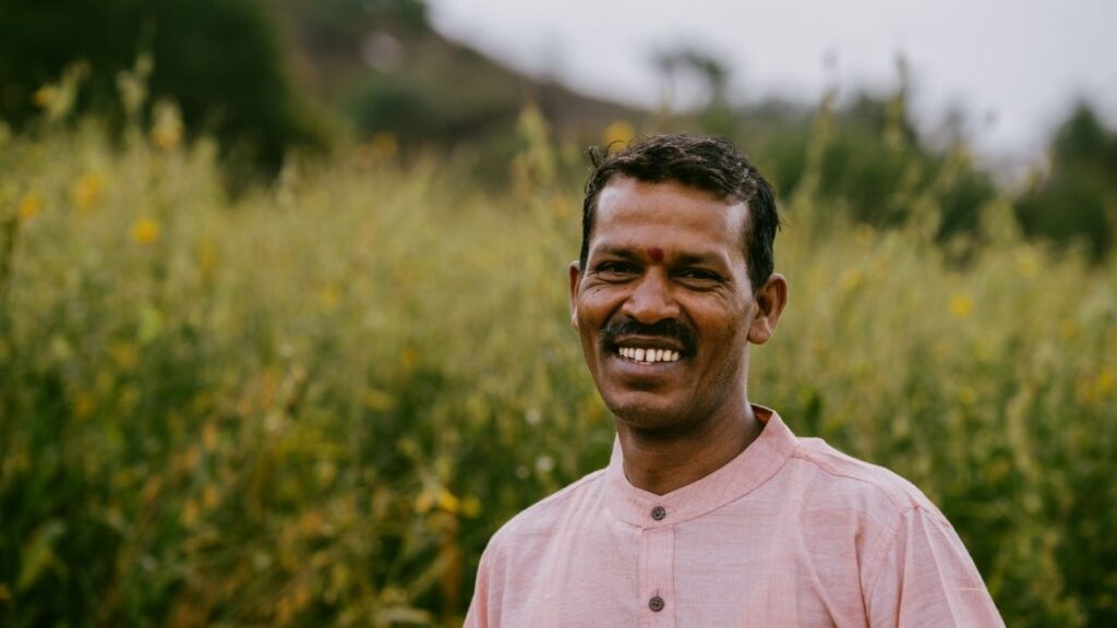 इस 20वीं किस्त के तहत केंद्र सरकार 9 करोड़ से ज़्यादा किसानों के खातों में कुल 20,000 करोड़ से ज्यादा रुपये ट्रांसफर कर रही है. इस योजना के तहत हर योग्य किसान को साल में ₹6,000 की सहायता दी जाती है. यह राशि तीन बराबर किस्तों में मिलती है और आज की किस्त इसी का हिस्सा है. 