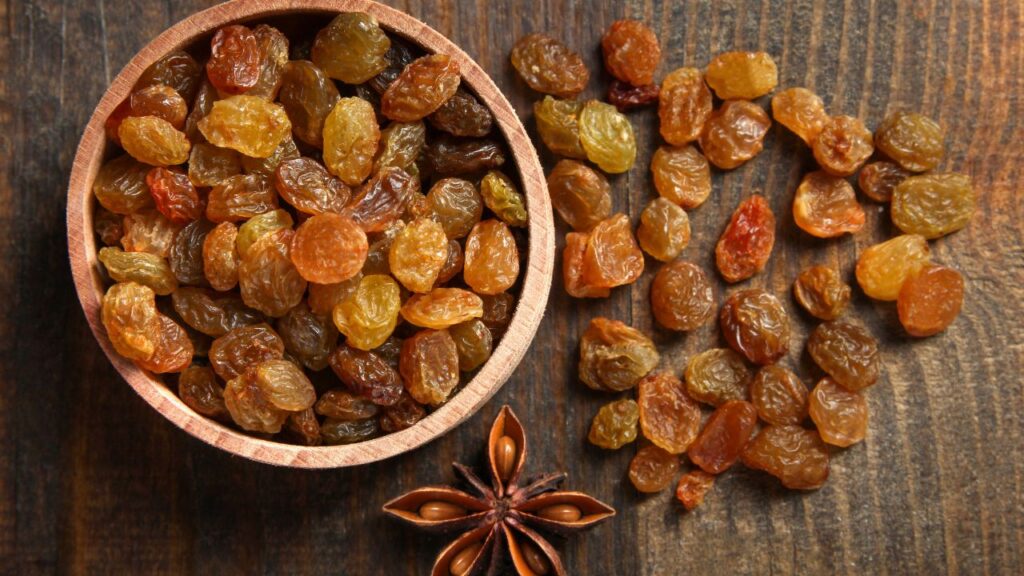 भीगी किशमिश कैल्शियम और बोरॉन का बेहतरीन स्रोत है. यह हड्डियों की मजबूती बढ़ाता है और बढ़ती उम्र में ऑस्टियोपोरोसिस जैसी समस्याओं से बचाव करता है.