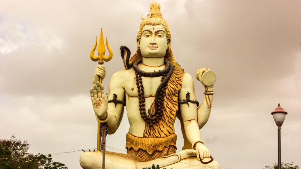 अंतिम सोमवार को रुद्राभिषेक, शिव पुराण पाठ, जलाभिषेक, और रात्रि जागरण करने से शिवजी अत्यधिक प्रसन्न होते हैं. यह दिन भक्तों के लिए शिव की विशेष कृपा पाने का अवसर माना जाता है.