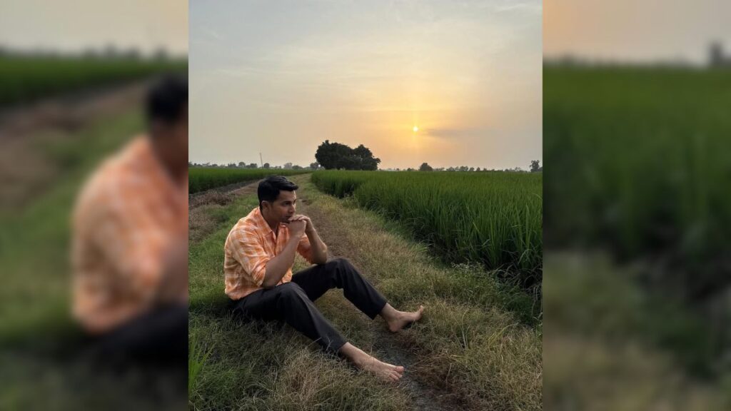 वरुण की ये तस्वीरें न केवल उनके फैंस के बीच चर्चा का विषय बनी हैं, बल्कि यह भारत की ग्रामीण जीवनशैली और खेती की खूबसूरती को भी सबके सामने ला रही हैं. पंजाब के हरे-भरे खेतों में वरुण का देसी लुक किसानों की मेहनत और देश की कृषि संपदा का जश्न मनाने जैसा लग रहा है.