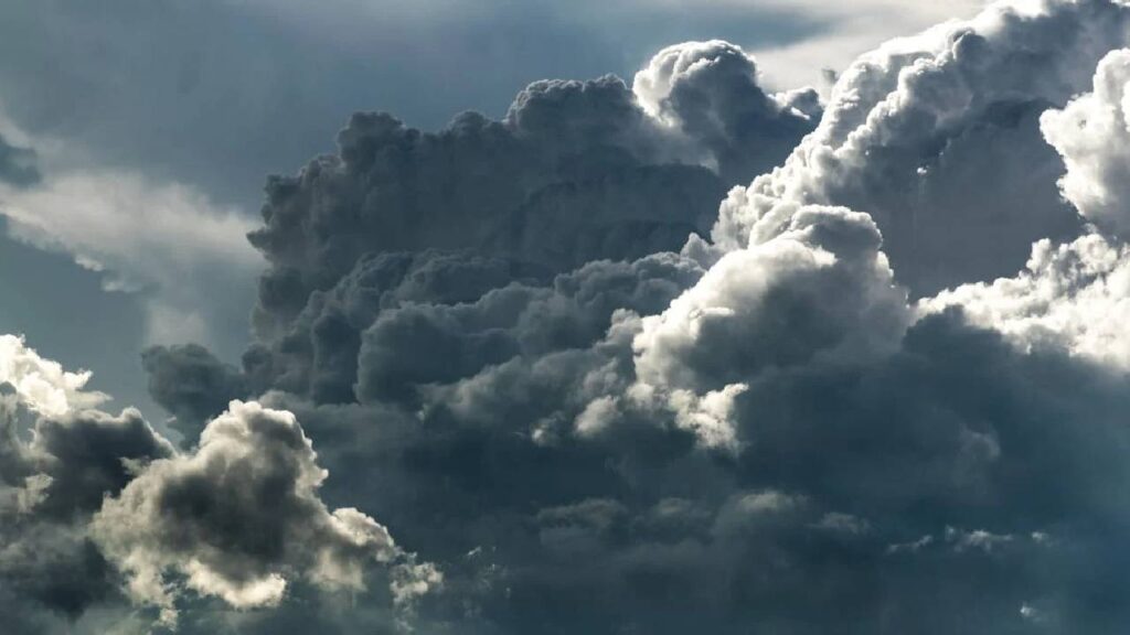 How Heavy Are Clouds? Surprising Science Behind Rain, Thunder and Cloudbursts