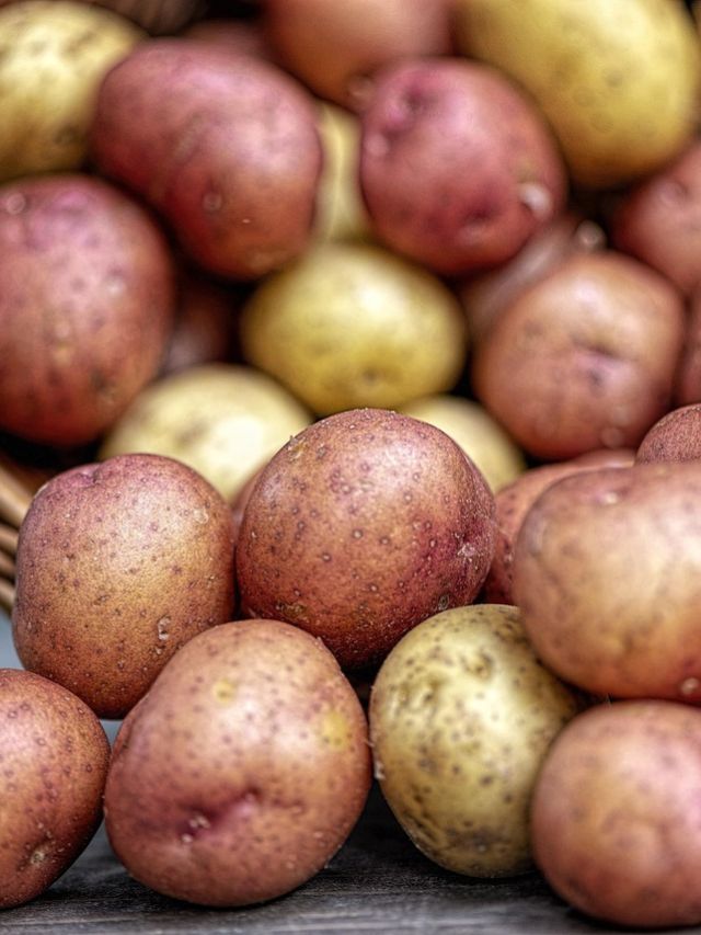 लाल या सफेद आलू? सर्दी में कौन ज्यादा फायदेमंद
