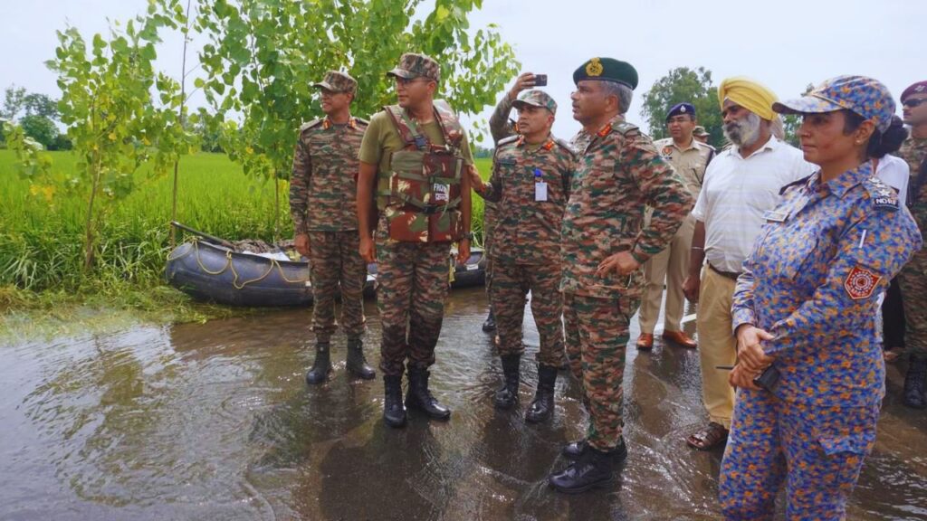 पंजाब में इस बार की बाढ़ ने 1,000 से ज्यादा गांवों को डूबो दिया है. गुरदासपुर, कपूरथला, फिरोजपुर, पठानकोट, फाजिल्का, अमृतसर और तरनतारन जैसे जिलों में हालात बेहद खराब हैं.