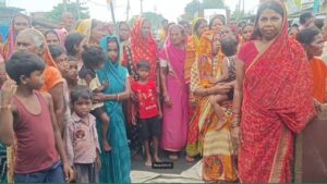 अनदेखी पर नाराज बाढ़ग्रस्त इलाकों के किसानों ने हाइवे जाम किया, बच्चों के साथ पहुंचीं महिलाओं ने नारेबाजी की