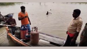 बाढ़ के पानी में जल रहे उम्मीद के चूल्हे, नाव से घर-घर पहुंचा रहे उज्ज्वला योजना के सिलेंडर