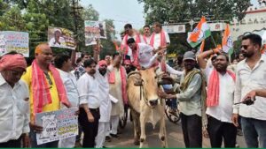 खाद-बीज नहीं मिलने पर भड़के किसान, बैलगाड़ी लेकर कलेक्ट्रेट में घुसकर प्रदर्शन