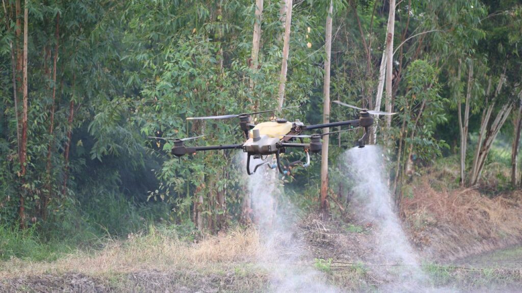 Drone Farming In Hindi: ड्रोन द्वारा इकट्ठा किए गए आंकड़ों के आधार पर किसान सही मात्रा में खाद, पानी और कीटनाशक का इस्तेमाल कर सकते हैं, जिससे लागत कम और लाभ अधिक होता है. Drone Farming In Hindi: ड्रोन द्वारा इकट्ठा किए गए आंकड़ों के आधार पर किसान सही मात्रा में खाद, पानी और कीटनाशक का इस्तेमाल कर सकते हैं, जिससे लागत कम और लाभ अधिक होता है.
