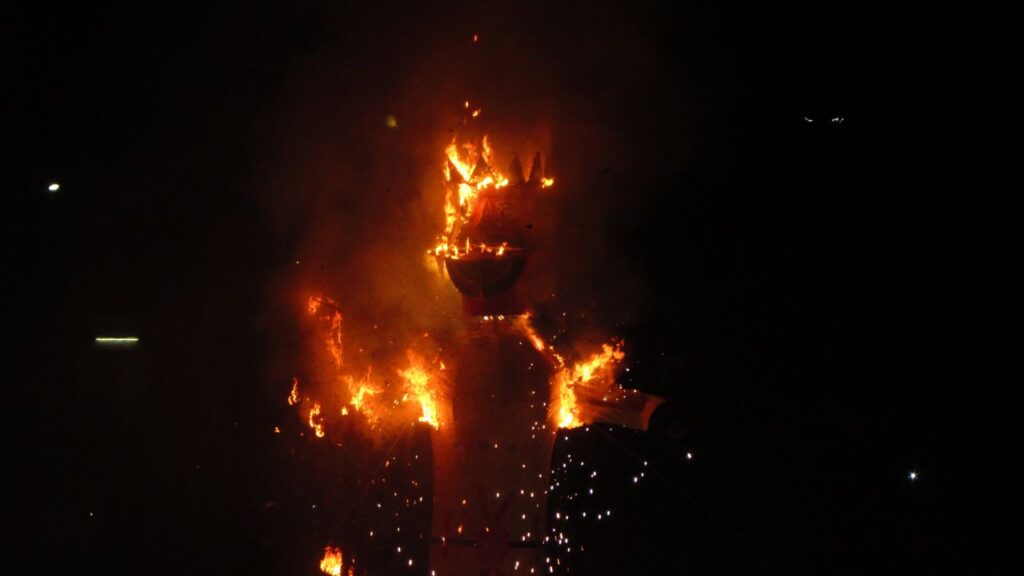 Dussehra Story: युद्ध से पहले भगवान राम ने देवी अपराजिता की पूजा की थी. उनकी आशीर्वाद से ही विजय संभव हुई. आज भी दशहरा पर देवी अपराजिता की पूजा और मंत्र जाप शुभ माना जाता है. Dussehra Story: युद्ध से पहले भगवान राम ने देवी अपराजिता की पूजा की थी. उनकी आशीर्वाद से ही विजय संभव हुई. आज भी दशहरा पर देवी अपराजिता की पूजा और मंत्र जाप शुभ माना जाता है.