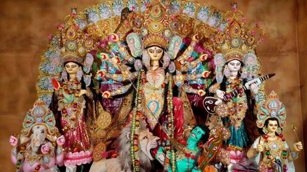 विसर्जन की शुरुआत कलश पर रखे नारियल को उठाकर की जाती है. इसे फोड़कर प्रसाद के रूप में सभी को बांटा जाता है. यह शुभता और परिवार में समृद्धि का प्रतीक माना जाता है.