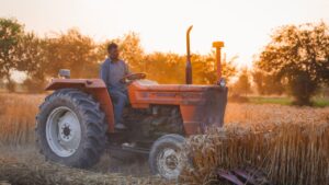 जेब पर भारी पड़ रही ट्रैक्टर की कीमत…50 फीसदी सब्सिडी पर खरीदें, जानें सरकार की खास योजना