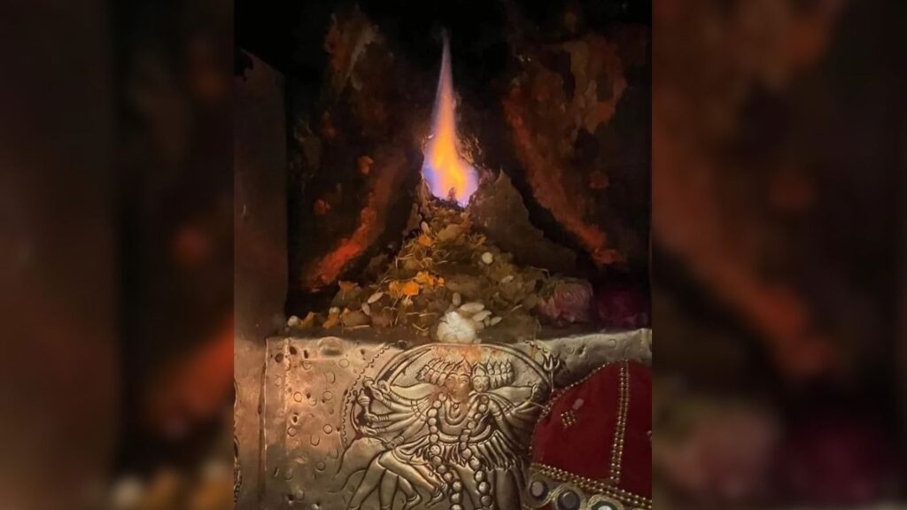 Maa Jwalamukhi Mandir: हिमाचल प्रदेश के कांगड़ा जिले में स्थित ज्वालामुखी मंदिर अपनी अखंड ज्योतियों के लिए प्रसिद्ध है. कहा जाता है कि ये अग्नि प्राकृतिक रूप से प्रज्वलित रहती हैं और इन्हें पानी डालकर भी कोई नहीं बुझा सकता. Maa Jwalamukhi Mandir: हिमाचल प्रदेश के कांगड़ा जिले में स्थित ज्वालामुखी मंदिर अपनी अखंड ज्योतियों के लिए प्रसिद्ध है. कहा जाता है कि ये अग्नि प्राकृतिक रूप से प्रज्वलित रहती हैं और इन्हें पानी डालकर भी कोई नहीं बुझा सकता.