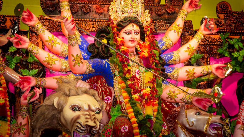 कलश के साथ रखी सुपारी, लौंग और अन्य पूजन सामग्री को भी नदी या पवित्र जल में प्रवाहित किया जाता है. धार्मिक मान्यता है कि ऐसा करने से कलश विसर्जन पूर्ण होता है और जीवन में सुख-शांति बनी रहती है.