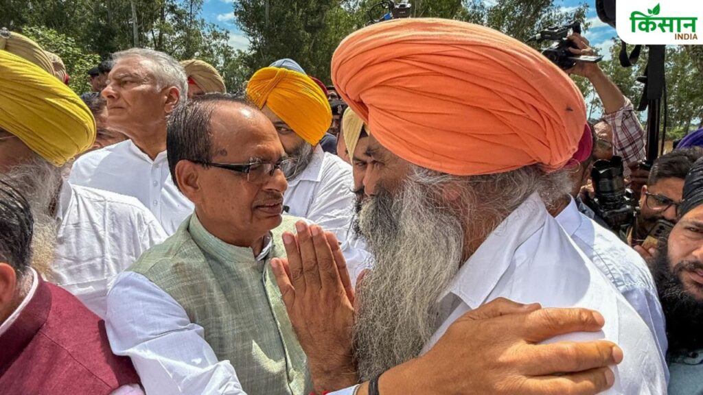 इस दौरान कृषि मंत्री ने पंजाब के बाढ़ पीड़ित किसानों से सीधे बातचीत कर उनकी समस्या को सुना और तकलीफ को समझा. बता दें कि, कृषि मंत्री ने किसानों को आश्वासन दिया है कि वे उनकी हर संभव तरह से मदद करेंगे. 