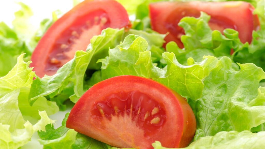 लेट्यूस सलाद, सैंडविच, बर्गर, रैप्स और सूप में डालकर स्वाद और पोषण बढ़ाने के साथ आपके खाने को ताजगी और रंगीनता भी देता है.