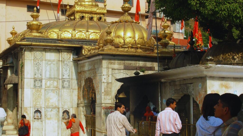 Jwalamukhi Mandir Himachal: इस ज्योति के रहस्य को जानने के लिए कई वैज्ञानिकों ने शोध किया, लेकिन अब तक कोई ठोस निष्कर्ष नहीं मिल पाया. आज भी यह ज्योति भक्तों के लिए आस्था और रहस्य दोनों का प्रतीक है. Jwalamukhi Mandir Himachal: इस ज्योति के रहस्य को जानने के लिए कई वैज्ञानिकों ने शोध किया, लेकिन अब तक कोई ठोस निष्कर्ष नहीं मिल पाया. आज भी यह ज्योति भक्तों के लिए आस्था और रहस्य दोनों का प्रतीक है.