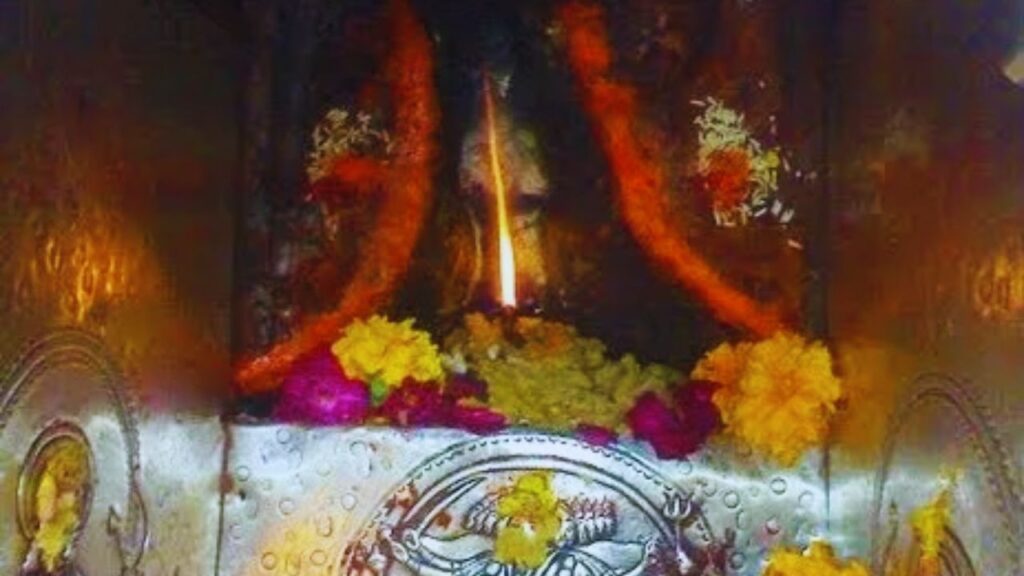 Maa Jwalamukhi Dham: ज्योतियां न बुझने पर अकबर ने मां के चरणों में सोने का छत्र चढ़ाया. लेकिन देवी ने उसके अहंकार को स्वीकार नहीं किया और देखते ही देखते वह छत्र साधारण धातु में बदल गया. Maa Jwalamukhi Dham: ज्योतियां न बुझने पर अकबर ने मां के चरणों में सोने का छत्र चढ़ाया. लेकिन देवी ने उसके अहंकार को स्वीकार नहीं किया और देखते ही देखते वह छत्र साधारण धातु में बदल गया.