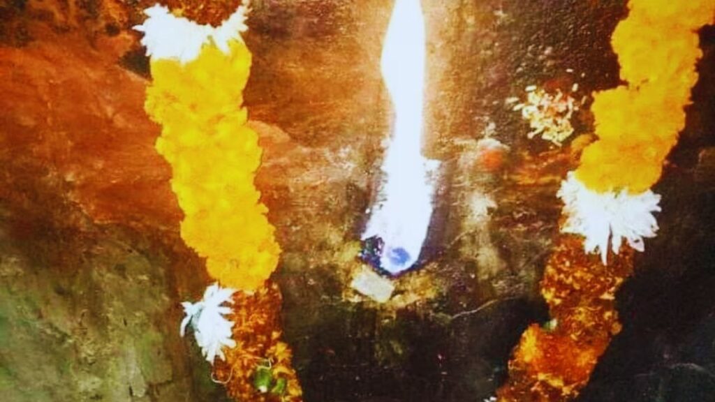 51 Shaktipeeth: यह मंदिर भारत के 51 शक्तिपीठों में शामिल है और यहां लाखों श्रद्धालु हर साल दर्शन के लिए आते हैं. मां ज्वाला का यह रूप भक्तों को अटूट आस्था और शक्ति प्रदान करता है. 51 Shaktipeeth: यह मंदिर भारत के 51 शक्तिपीठों में शामिल है और यहां लाखों श्रद्धालु हर साल दर्शन के लिए आते हैं. मां ज्वाला का यह रूप भक्तों को अटूट आस्था और शक्ति प्रदान करता है.