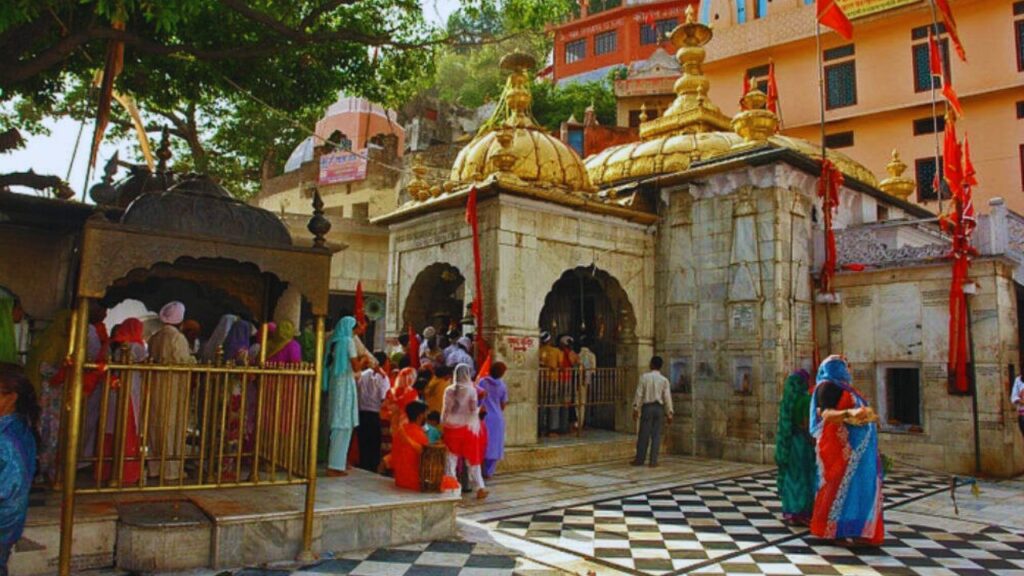 Maa Jwalamukhi Mandir History: मान्यता है कि जब भगवान शिव के तांडव के दौरान माता सती के अंग पृथ्वी पर गिरे, तब ज्वालामुखी में उनकी जीभ गिरी थी. इसी कारण यहां अग्नि तत्व प्रकट हुआ और तब से यह स्थान शक्तिपीठ के रूप में पूजित है. Maa Jwalamukhi Mandir History: मान्यता है कि जब भगवान शिव के तांडव के दौरान माता सती के अंग पृथ्वी पर गिरे, तब ज्वालामुखी में उनकी जीभ गिरी थी. इसी कारण यहां अग्नि तत्व प्रकट हुआ और तब से यह स्थान शक्तिपीठ के रूप में पूजित है.