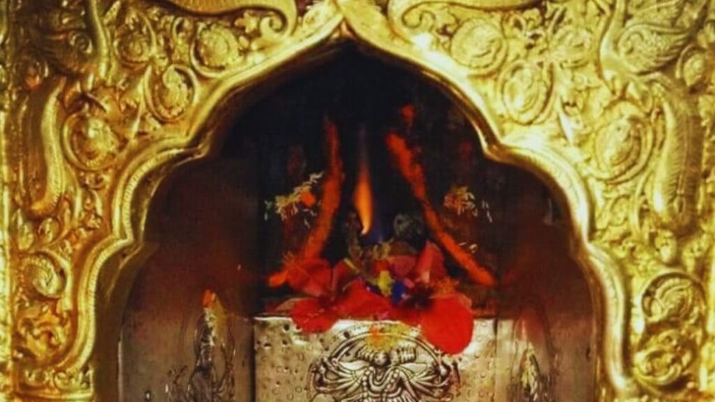 Maa Jwalamukhi: सम्राट अकबर अपने साम्राज्य और शक्ति के घमंड में मंदिर पहुंचे और मां की ज्योतियों को बुझाने का प्रयास किया. उन्होंने लोहे के कड़े लगवाए और पास की नहर का पानी मोड़ा, लेकिन ज्योतियां कभी बुझीं ही नहीं. Maa Jwalamukhi: सम्राट अकबर अपने साम्राज्य और शक्ति के घमंड में मंदिर पहुंचे और मां की ज्योतियों को बुझाने का प्रयास किया. उन्होंने लोहे के कड़े लगवाए और पास की नहर का पानी मोड़ा, लेकिन ज्योतियां कभी बुझीं ही नहीं.