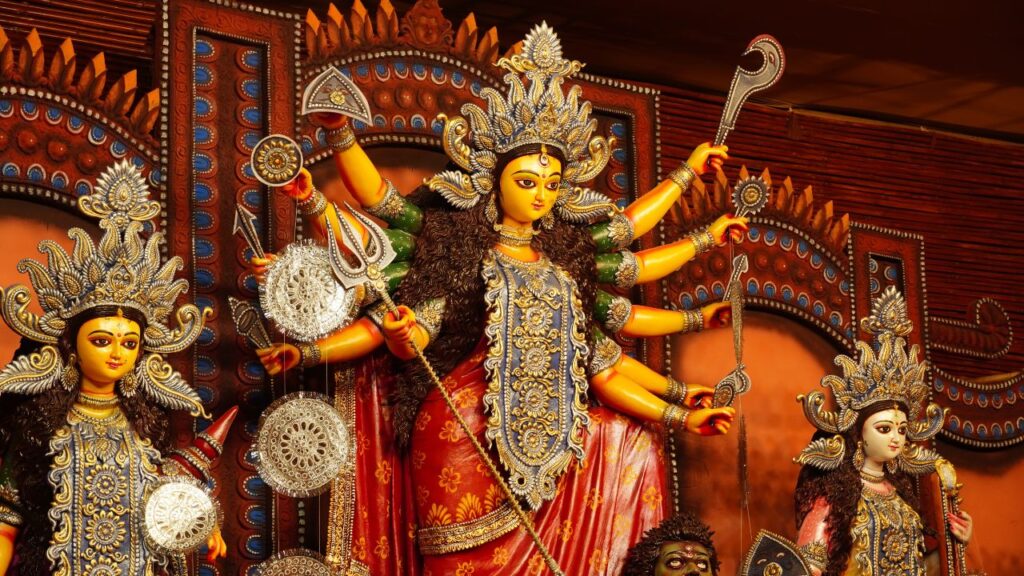 Kanya Pujan: अष्टमी और नवमी पर कन्याओं को भोजन कराना और उन्हें उपहार देना विशेष रूप से शुभ माना जाता है. यह देवी दुर्गा की कृपा प्राप्त करने का श्रेष्ठ उपाय है.