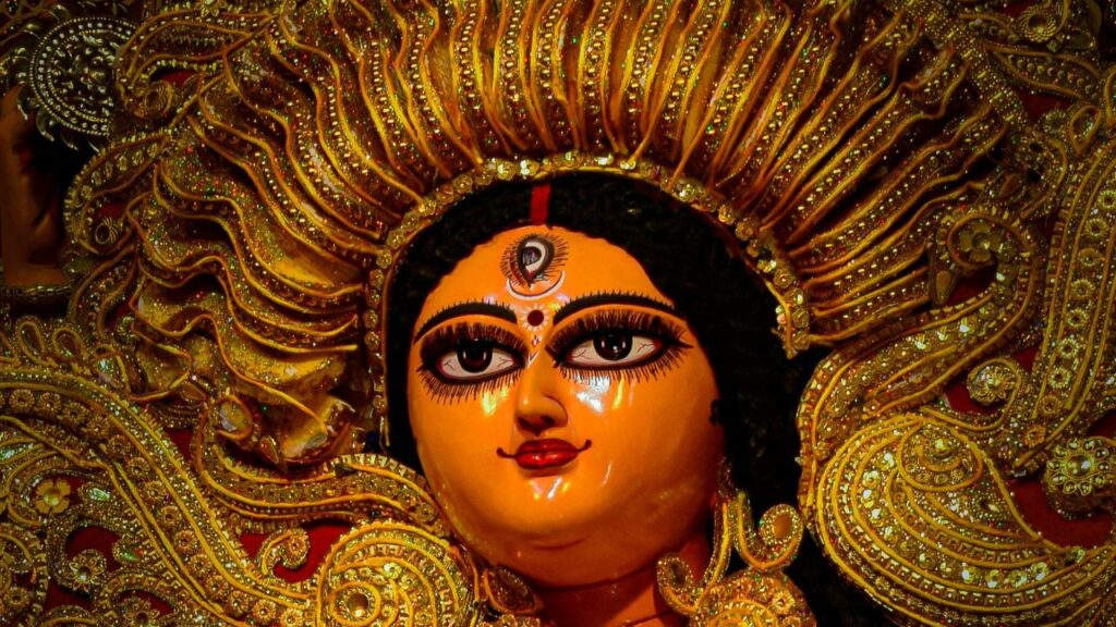 Durga Chalisa Path: पूजा के दौरान दुर्गा चालीसा का पाठ करें और अंत में मां दुर्गा की आरती करें. दीपक, धूप और नारियल का उपयोग करें.