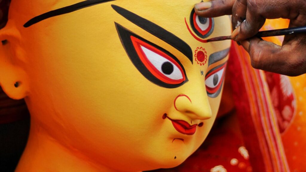 Durga Puja: पारंपरिक मूर्तियों में बिंदी के नीचे बनी मकड़ी कोई साधारण सजावट नहीं, बल्कि यह महामाया का प्रतीक है, जो देवी की अनंत शक्ति और रहस्य को दर्शाता है.