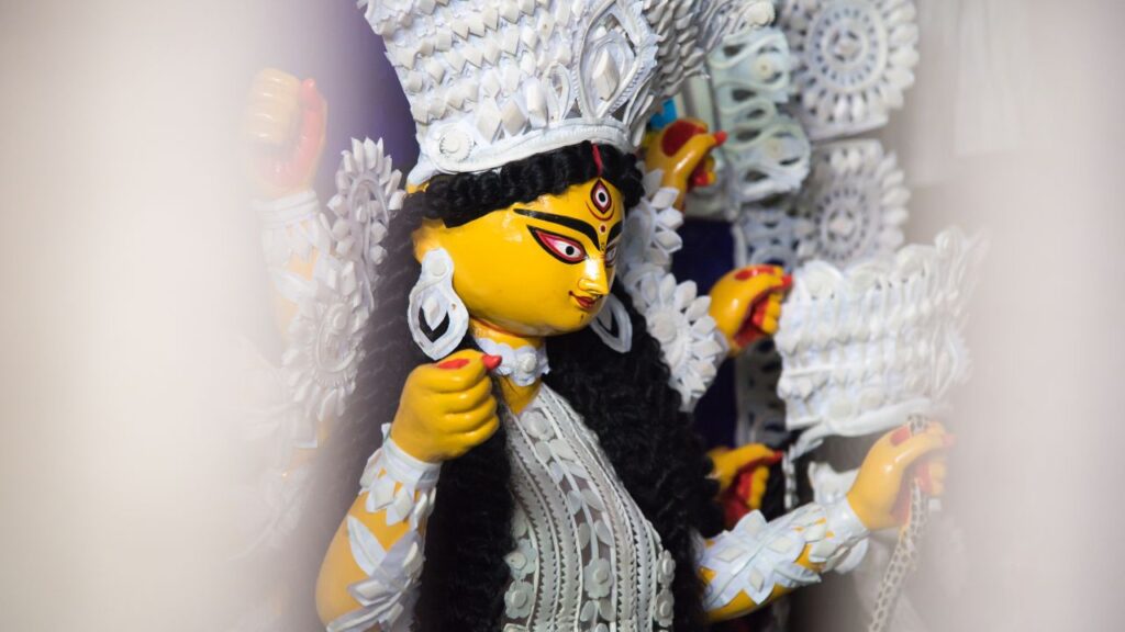 Dussehra 2025: दक्षिण भारत में शमी पूजा (बन्नी पूजा) का विशेष महत्व है. यह अर्जुन द्वारा अपने हथियार छिपाने और बाद में विजय पाने की कहानी की याद दिलाती है. शमी पूजा सौभाग्य और नई शुरुआत का प्रतीक है. Dussehra 2025: दक्षिण भारत में शमी पूजा (बन्नी पूजा) का विशेष महत्व है. यह अर्जुन द्वारा अपने हथियार छिपाने और बाद में विजय पाने की कहानी की याद दिलाती है. शमी पूजा सौभाग्य और नई शुरुआत का प्रतीक है.