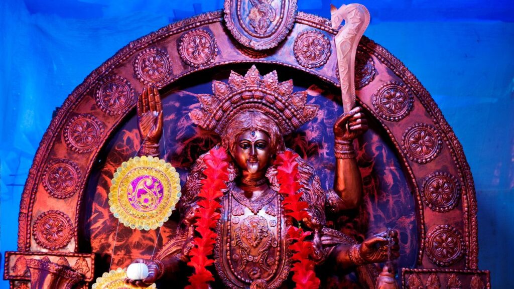 इस बार माता दुर्गा हाथी पर सवार होकर आएंगी, जो सुख-समृद्धि और शांति का प्रतीक है. उनका आगमन सोमवार के दिन होगा और प्रस्थान मनुष्य के कंधे पर होगा, जिसे अत्यंत शुभ माना जाता है.