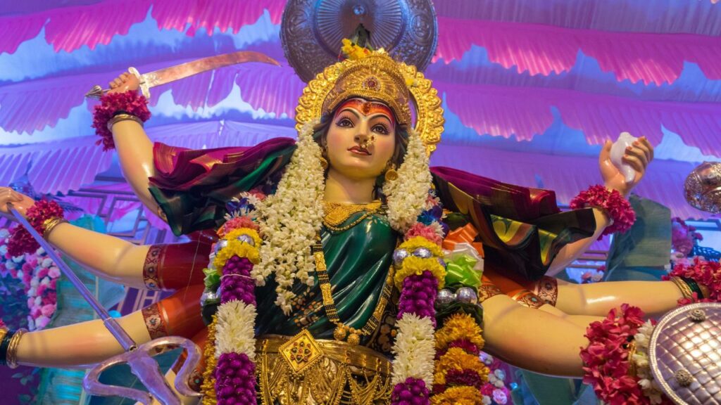 Kalash Sthapana: घर में गंगाजल का छिड़काव करें, व्रत का संकल्प लें, सूर्य देव को जल अर्पित करें. कलश स्थापित करें और मां के नौ रूपों की मूर्ति रखें. मंत्रों का जाप और अर्पण के बाद दीपक जलाकर आरती करें.