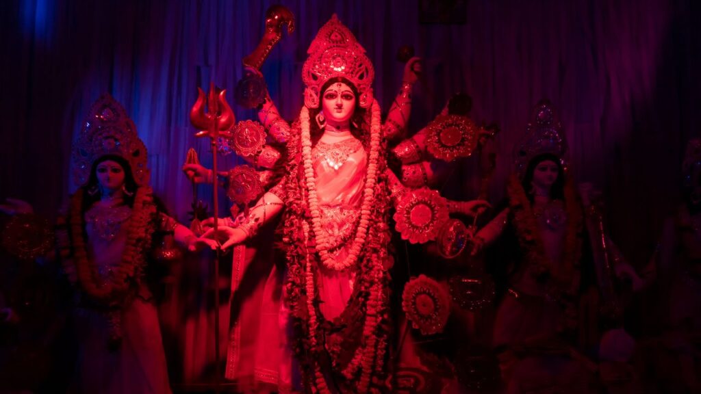 Puja Vidhi: सुबह गंगाजल से स्नान करें, पूजा स्थल को शुद्ध करें, दीपक जलाएं और देवी दुर्गा का अभिषेक करें. अक्षत, सिंदूर, लाल पुष्प, फल और मिठाई अर्पित करें.