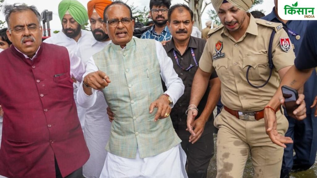 पंजाब के बाढ़ प्रभावित इलाकों में पहुंच कर कृषि मंत्री ने स्थिति का जायजा लेते हुए कहा कि यहां की स्थिति बहुत ही भयावह है. उन्होंने इसे एक गहरा संकट बताया. 