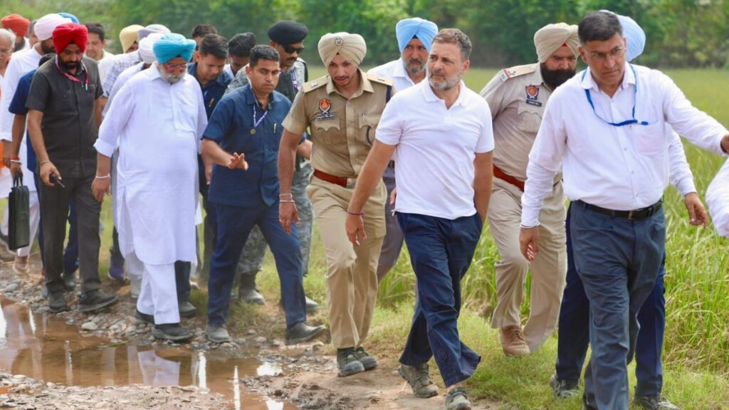 राहुल गांधी ने पंजाब के घोनेवाल गांव का दौरा किया, जहां उन्होंने ग्रामीणों से मुलाकात कर बाढ़ से हुए भारी नुकसान का जायज़ा लिया. उजड़े आशियाने, डूबे खेत और बर्बाद जिदगियां उनके सामने एक बड़ी त्रासदी की तस्वीर पेश कर रहे थे. राहुल गांधी ने पंजाब के घोनेवाल गांव का दौरा किया, जहां उन्होंने ग्रामीणों से मुलाकात कर बाढ़ से हुए भारी नुकसान का जायज़ा लिया. उजड़े आशियाने, डूबे खेत और बर्बाद जिदगियां उनके सामने एक बड़ी त्रासदी की तस्वीर पेश कर रहे थे.