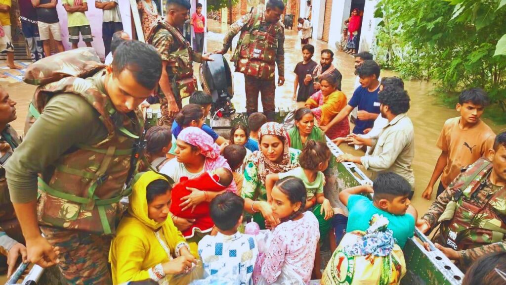 आपको बता दें कि, अब तक 29 लोगों की मौत हो चुकी है और करीब 14.6 लाख लोग सीधे प्रभावित हुए हैं. सुरक्षा के लिहाज से पंजाब भर में सभी स्कूल 3 सितंबर तक बंद कर दिए गए हैं.