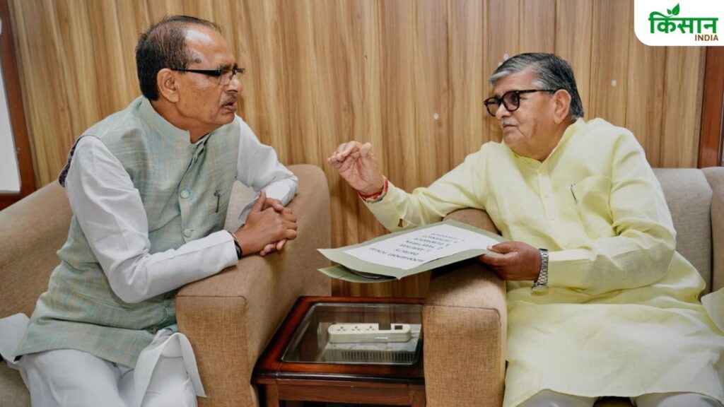 केंद्रीय कृषि मंत्री शिवराज सिंह चौहान ने पंजाब के अमृतसर पहुंचकर राज्यपाल गुलाबचंद कटारिया से मुलाकात की. इस दौरान राज्यपाल ने उन्हें प्रदेश में आई बाढ़ से जुड़ी विस्तृत रिपोर्ट सौंपी. 