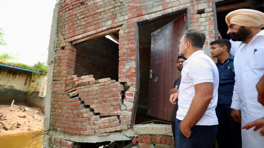 राहुल गांधी ने राज्य और केंद्र सरकार दोनों से आग्रह किया कि वे राहत पैकेज और मुआवजा तुरंत और बिना किसी देरी के प्रभावित परिवारों तक पहुंचाएं, क्योंकि अभी यही उनकी सबसे बड़ी जरूरत है. राहुल गांधी ने राज्य और केंद्र सरकार दोनों से आग्रह किया कि वे राहत पैकेज और मुआवजा तुरंत और बिना किसी देरी के प्रभावित परिवारों तक पहुंचाएं, क्योंकि अभी यही उनकी सबसे बड़ी जरूरत है.