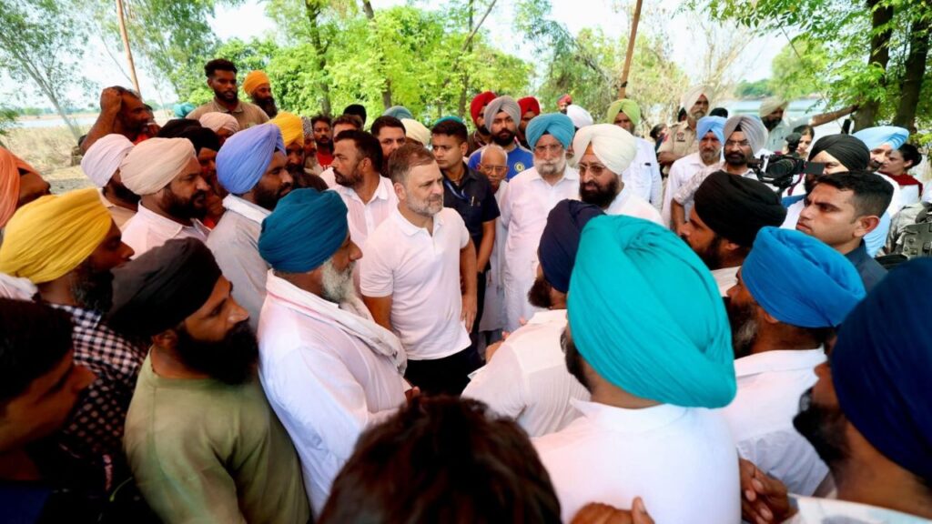 उन्होंने कहा कि गांववालों की आंखों में दर्द और बेबसी साफ झलक रही है, लेकिन इसके बावजूद उनका हौसला अटूट है. यह जज्बा ही उन्हें इस मुश्किल समय से बाहर निकालने में मदद करेगा. उन्होंने कहा कि गांववालों की आंखों में दर्द और बेबसी साफ झलक रही है, लेकिन इसके बावजूद उनका हौसला अटूट है. यह जज्बा ही उन्हें इस मुश्किल समय से बाहर निकालने में मदद करेगा.