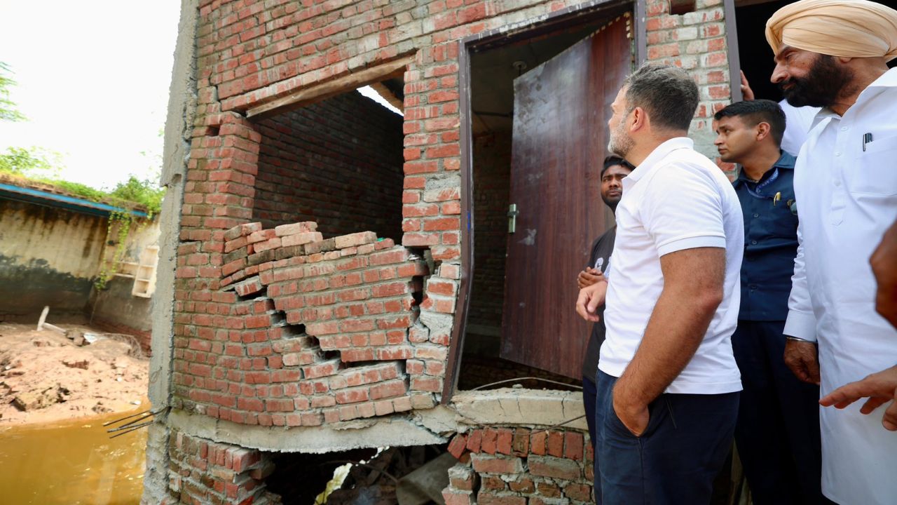 Punjab Flood: राहुल गांधी बाढ़ग्रस्त घोनेवाल गांव पहुंचे, ढहे घर और दरकती दीवारें देख बोले- किसानों का हौसला अटूट है Rahul Gandhi With unjab farmers - Kisan India