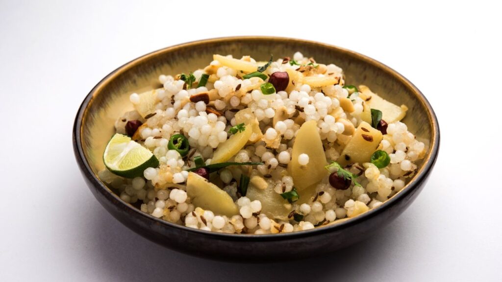 Sabudana Production: सारी प्रक्रिया के बाद तैयार हुआ साबूदाना व्रत में खाया जाने वाला खास और पवित्र भोजन बन जाता है. इसे हल्का, पचने में आसान और ऊर्जा देने वाला माना जाता है. Sabudana Production: सारी प्रक्रिया के बाद तैयार हुआ साबूदाना व्रत में खाया जाने वाला खास और पवित्र भोजन बन जाता है. इसे हल्का, पचने में आसान और ऊर्जा देने वाला माना जाता है.